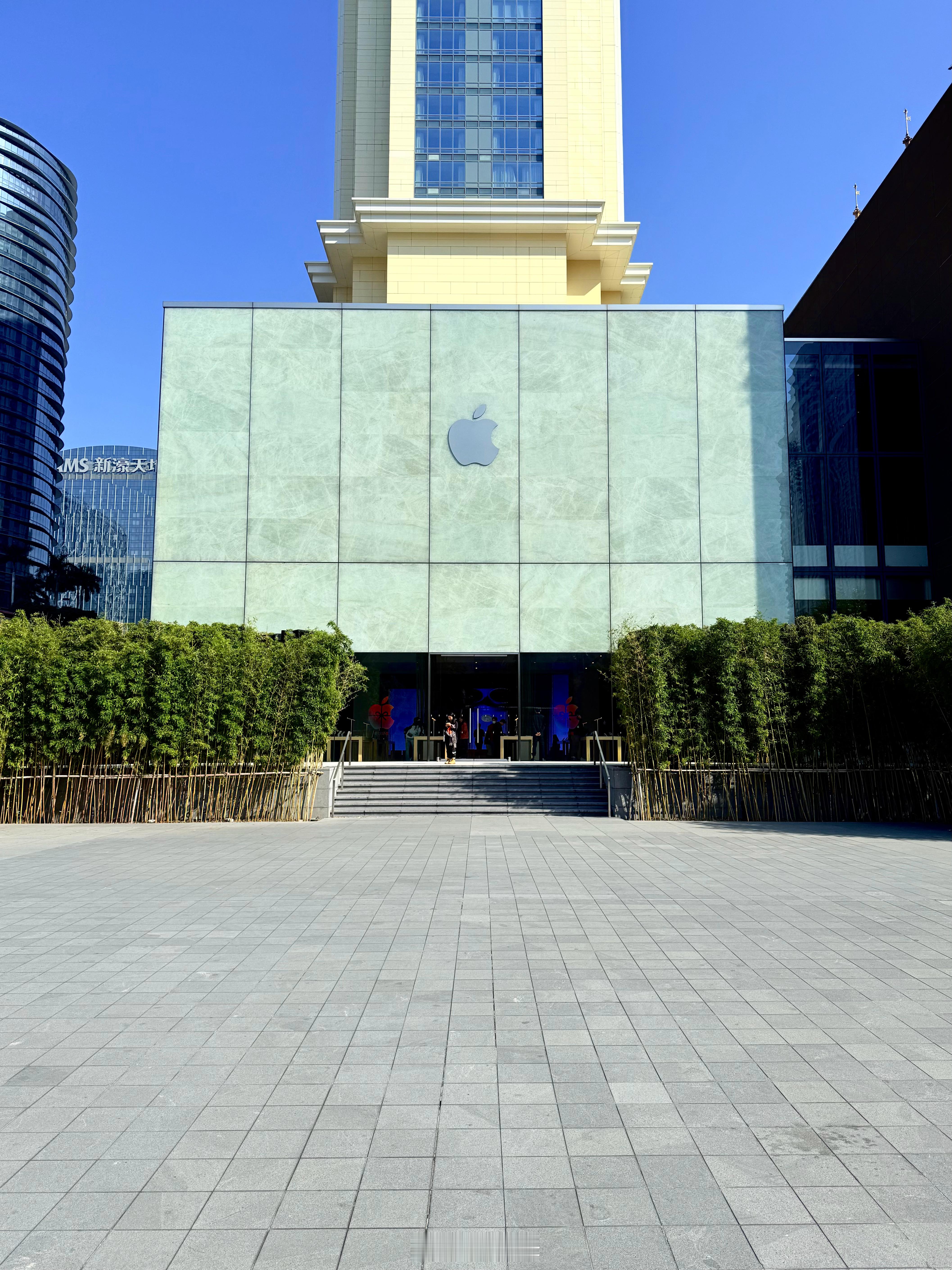 Apple Store 澳门伦敦人店打卡。 小泽出去玩  这家店里好多竹子啊，竹