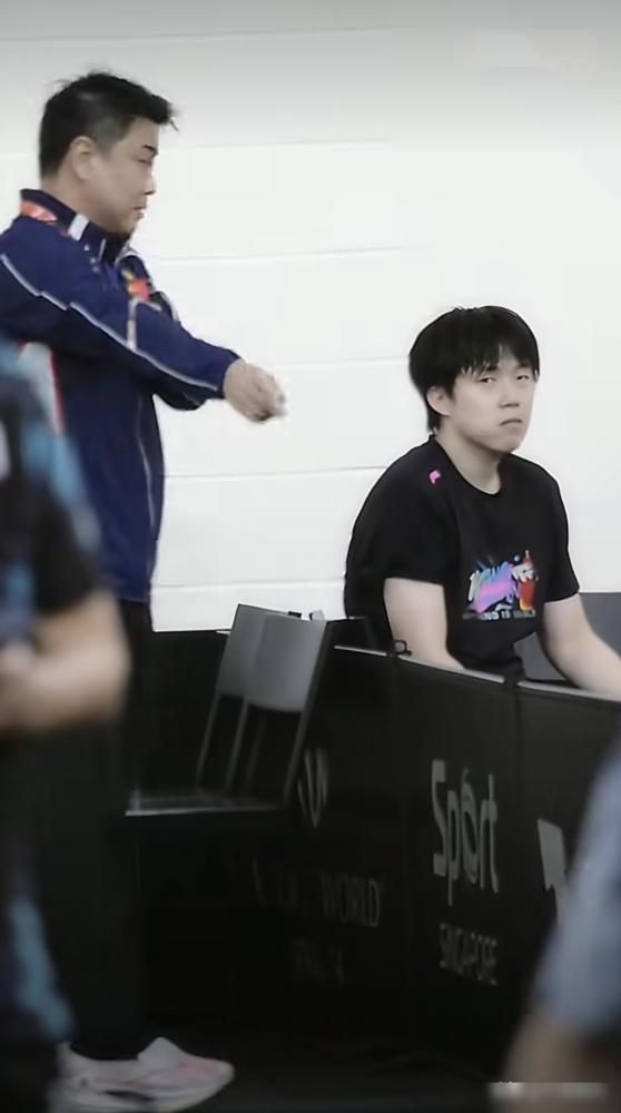 王楚钦这独一份的待遇，就离谱。一群陪练围着一个独苗转，看着是无上荣光，其实是把遮