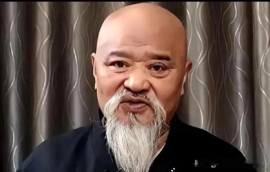 听起来真是让人捏一把冷汗！演员李琦的生活方式似乎有些大胆，他竟然不顾医生的劝阻，