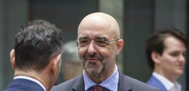 黄金美元一锅端！匈牙利这次够硬气，乌克兰运钞车当场被扣