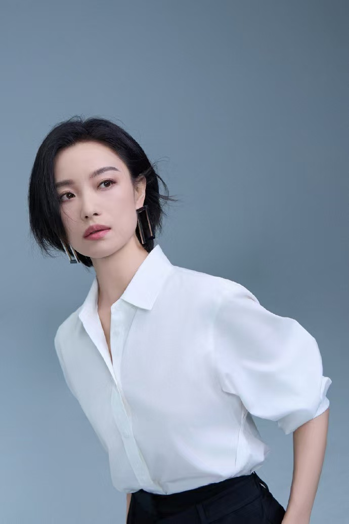 丝域全球品牌代言人倪妮 喜提新代言！极简干练配柔顺发丝，气场不凡又灵动随性，倪妮