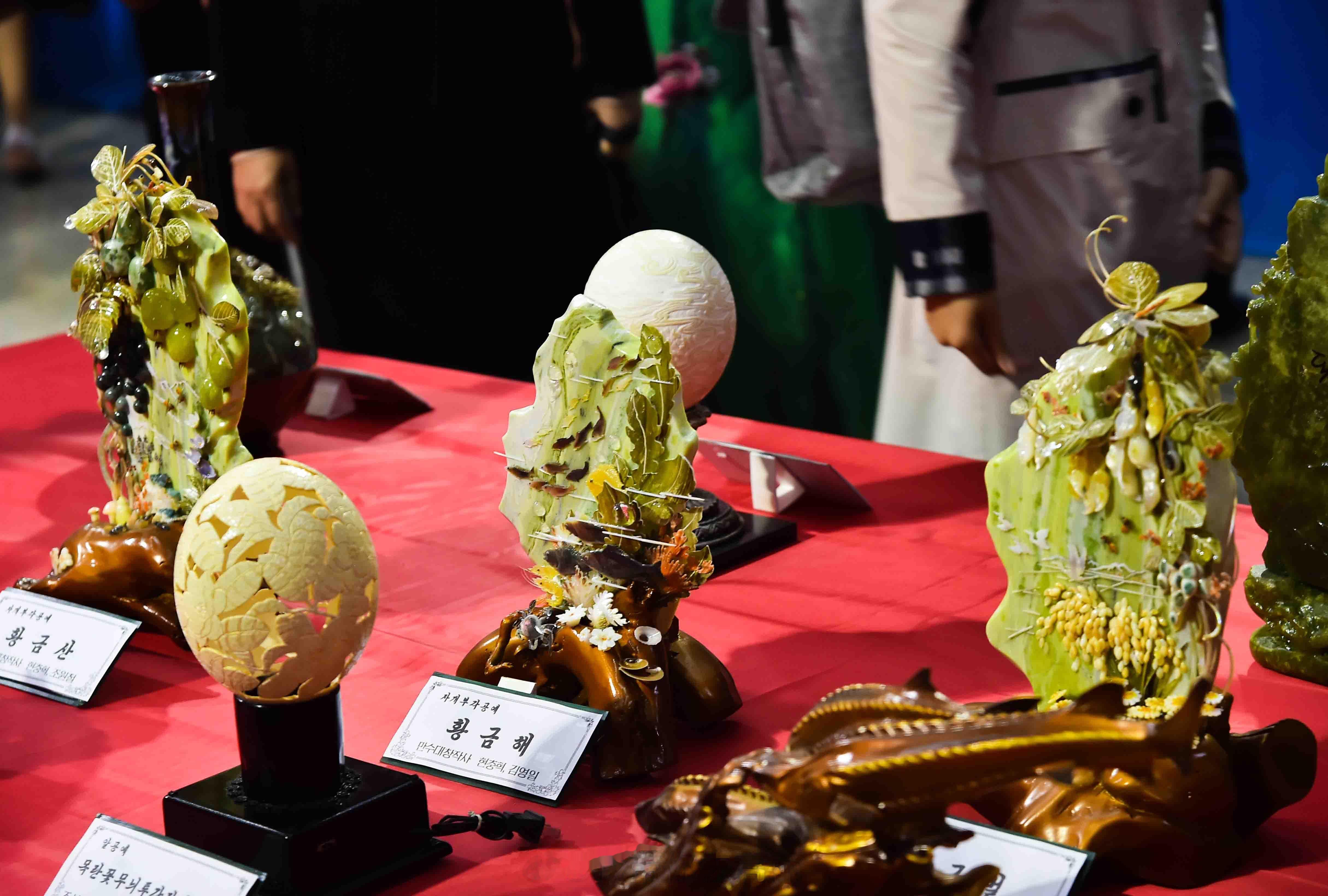 第四届全国雕塑、工艺节看到的螺钿浮雕工艺品“黄金山、黄金平原､黄金海”印象很深。