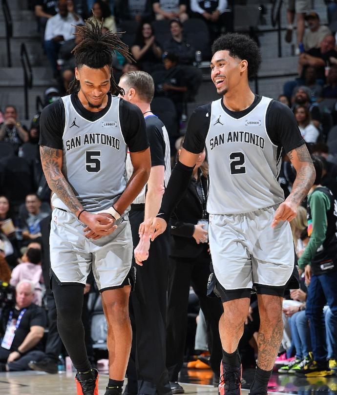 NBA季后赛首轮G3，马刺120-108逆转开拓者， 大比分2-1领先。此役，卡