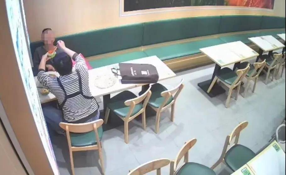 江苏宿迁，一脑瘫小伙走进面馆点餐，服务员照常热情相迎。然而，当热腾腾的面摆在面前