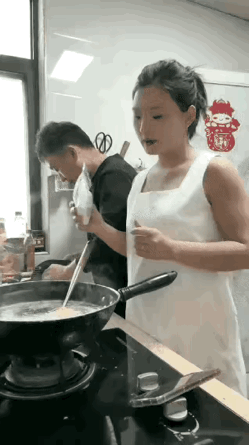 小哥哥，我能活到现在，
谢谢我的老婆，
我每天都会在自责里面，
没有时间轻生。