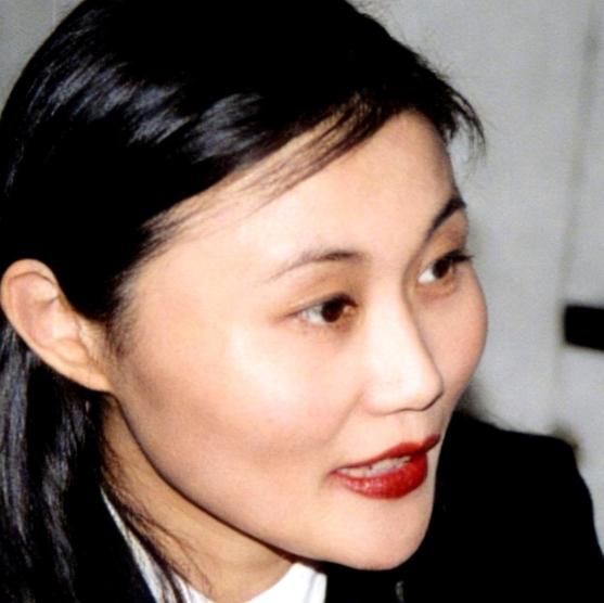 别再只盯着谷爱凌了，看看她妈谷燕26年前在干嘛。1998年，当很多人还在琢磨下海