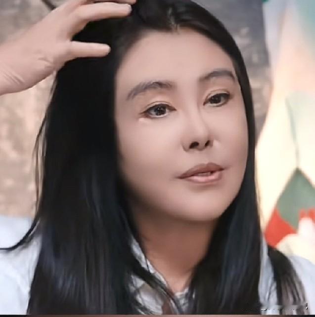 王祖贤真实素颜，六十岁的人这皮肤保养的太好了，一点皱纹都没有，不愧是当年的女神。