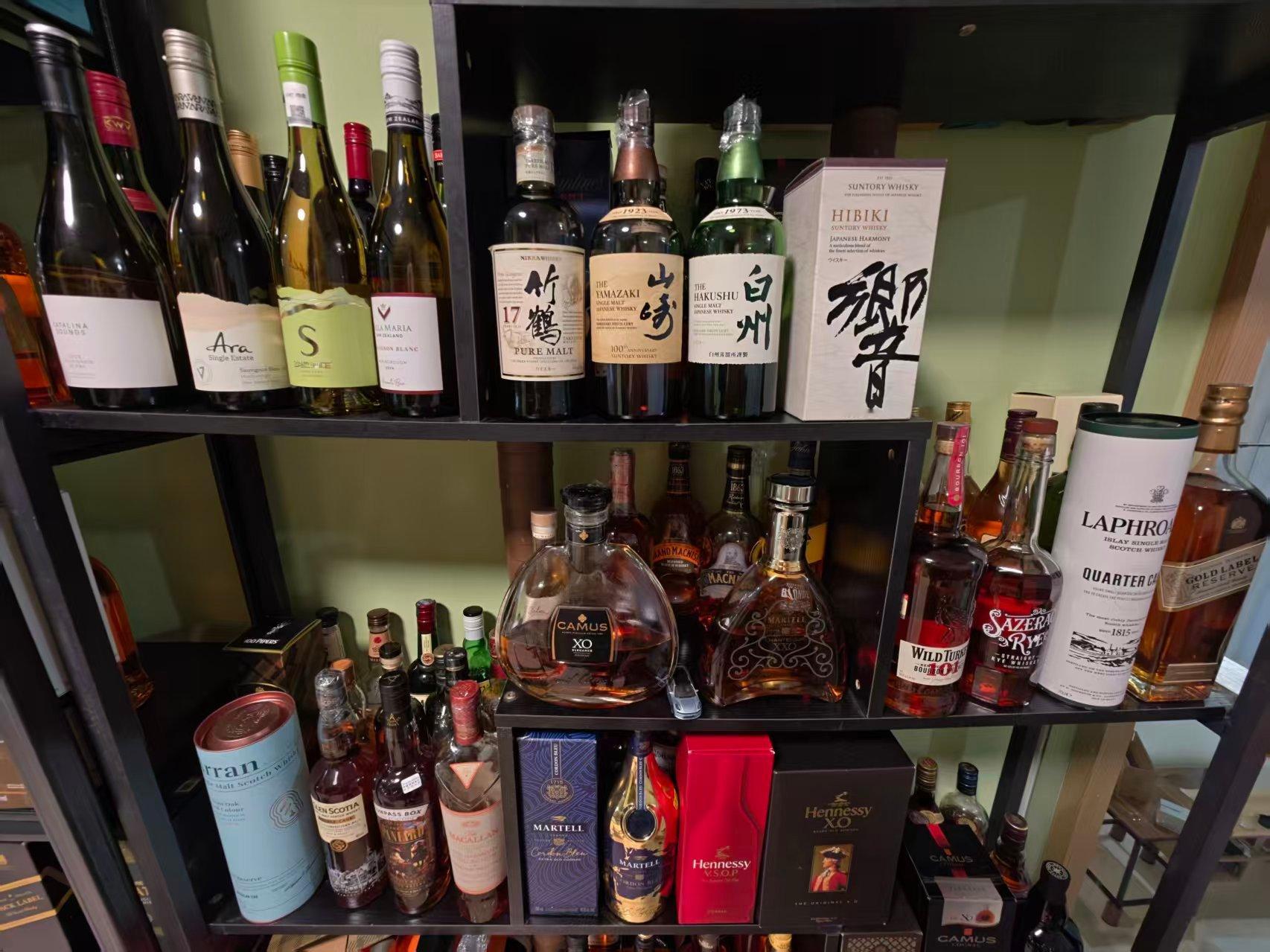 今天到老谢家蹭酒喝！[哈哈][哈哈][哈哈] ​​​