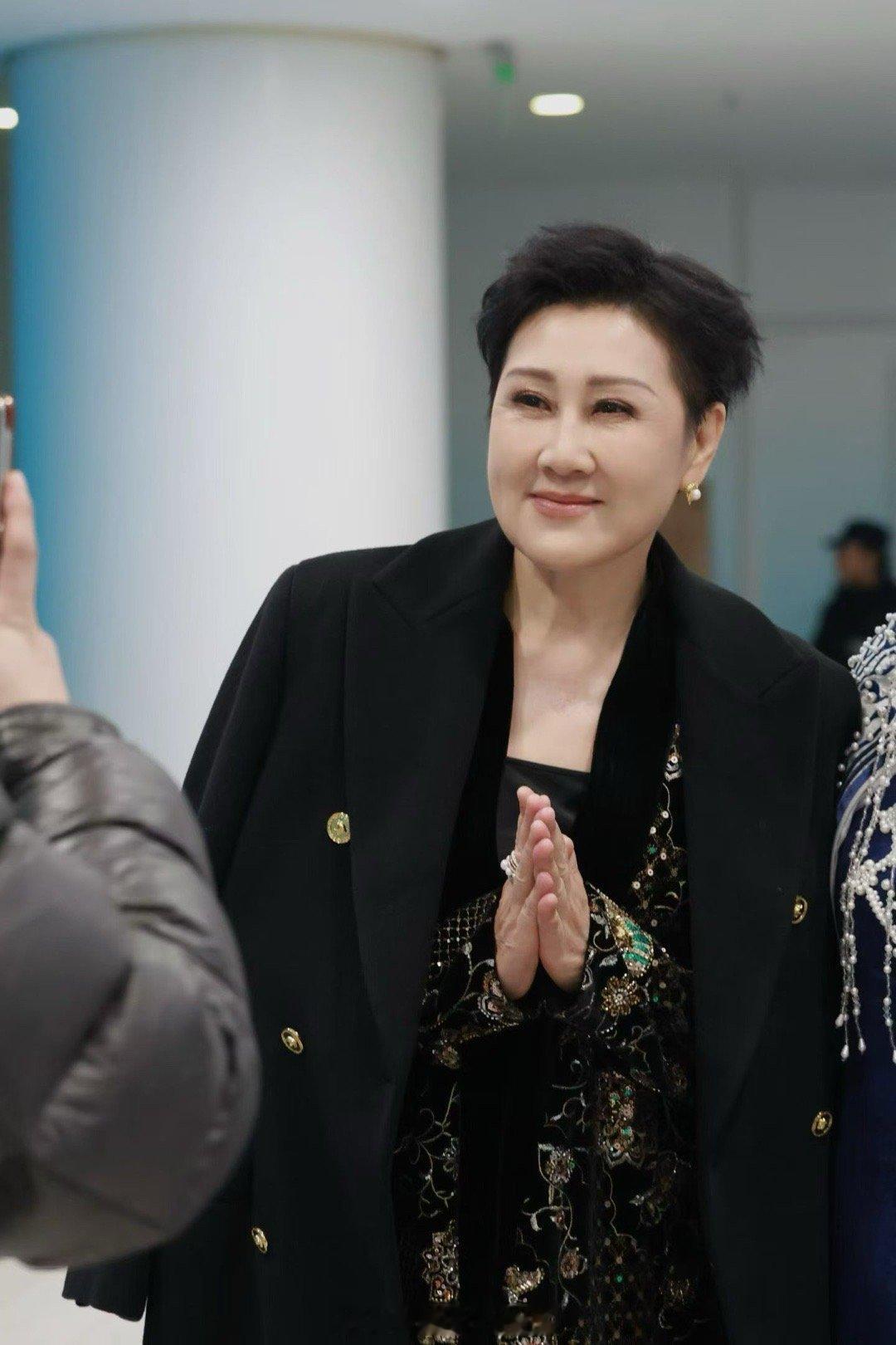 张凯丽百花迎春路透 看到凯丽姐路透了，感觉她又精神了许多。头发做得挺利落，妆面也