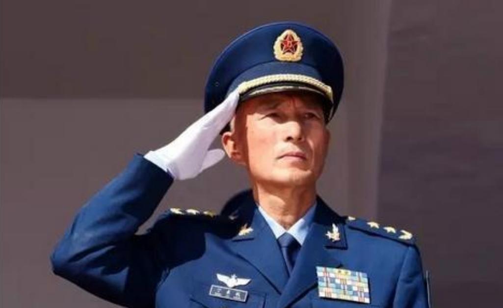 先看看军衔和实际职务。大家都知道军长一定是少将，少将不一定是军长。少将是军衔，军