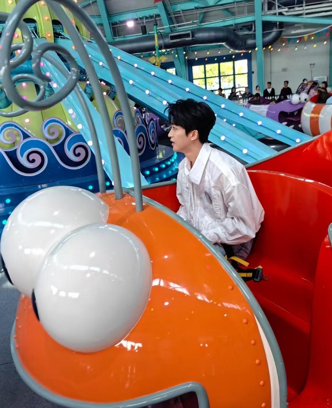 黄子弘凡现身北京环球影城在北京环球影城惊喜偶遇黄子弘凡，抛开舞台专注体验园区游乐