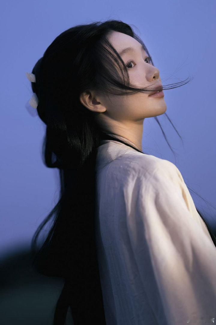 徐梦洁生日营业图 啊啊啊徐梦洁生日快乐今天这组营业图真的美我一大跳！原来小彩虹的