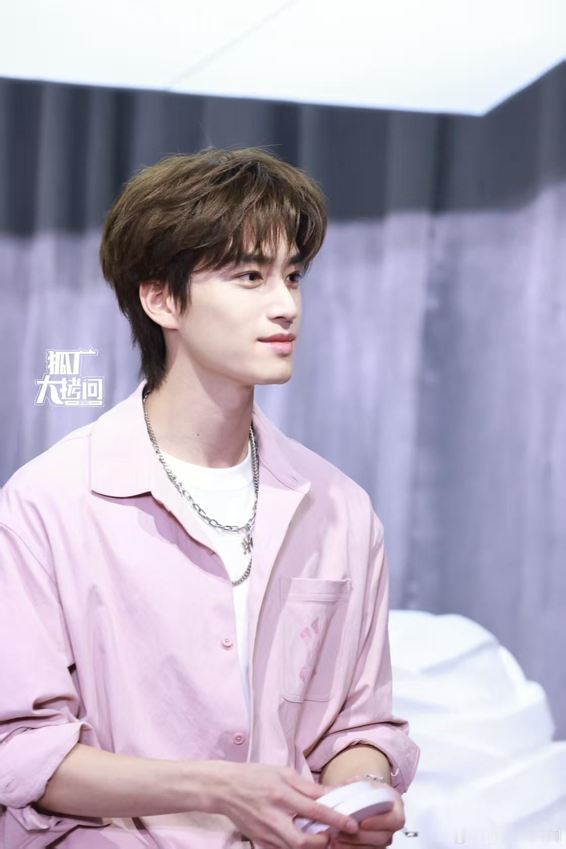 张康乐粤语饭撒 谁懂就是这种不标准才更苏，像在跟你一个人说话。张康乐说粤语好苏