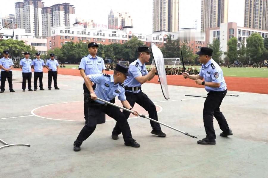 每年开学季，很多人都有一个固有误区：校园安全无非就是校门口站岗、查证件，走个过场