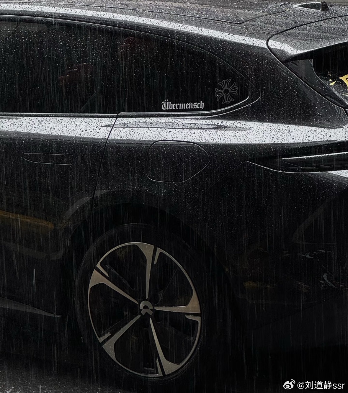 下雨天见过一台et5t真的自带氛围车漆质感真绝了蔚来et5t