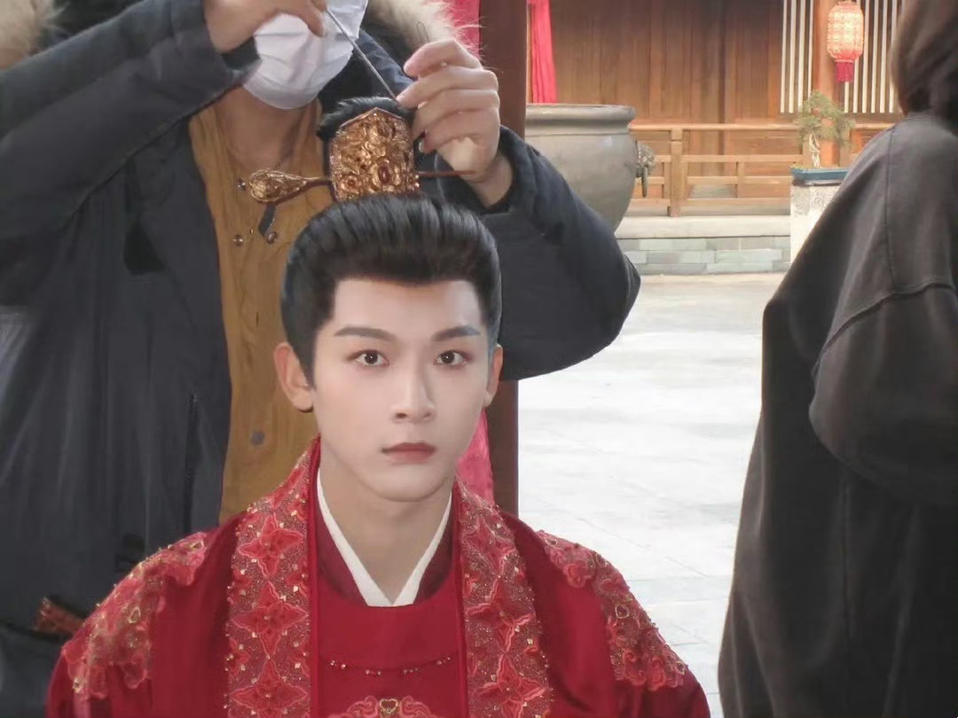 感觉张晚意他长得就很木讷，所以演什么角色都看起来傻里傻气的 ​​​