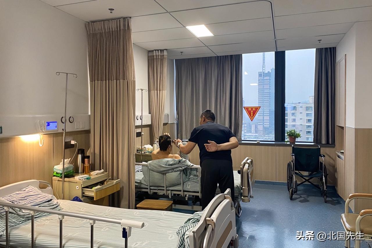 病房里，都喜欢问几个孩子，
“你几个孩子？”
“一个，你呢？”
“四个”，
“四