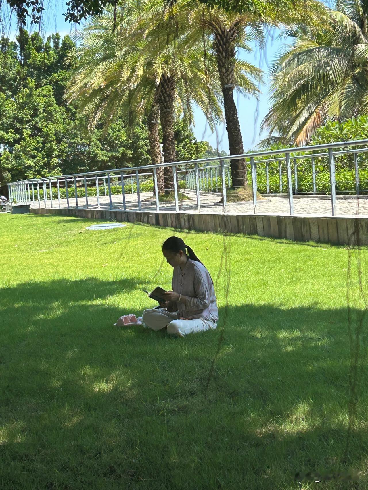 #上联:一场春风拂绿叶，诚邀赐下联#

一场春风拂绿叶
几缕暖阳映红花