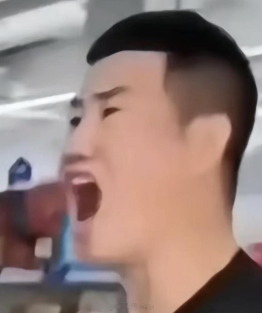 调休我chovy周六本该还应该躺在被窝的时间，硬是爬起来上班了，双休人吃不了这种