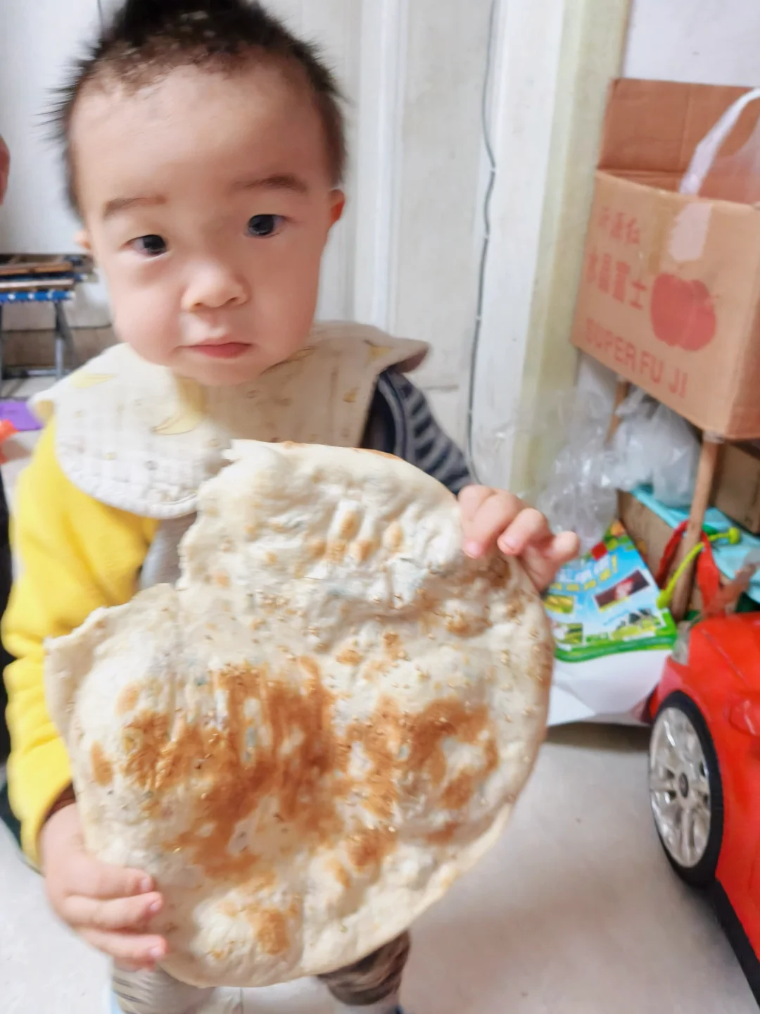 孩儿自己抓起了一张大饼﹉