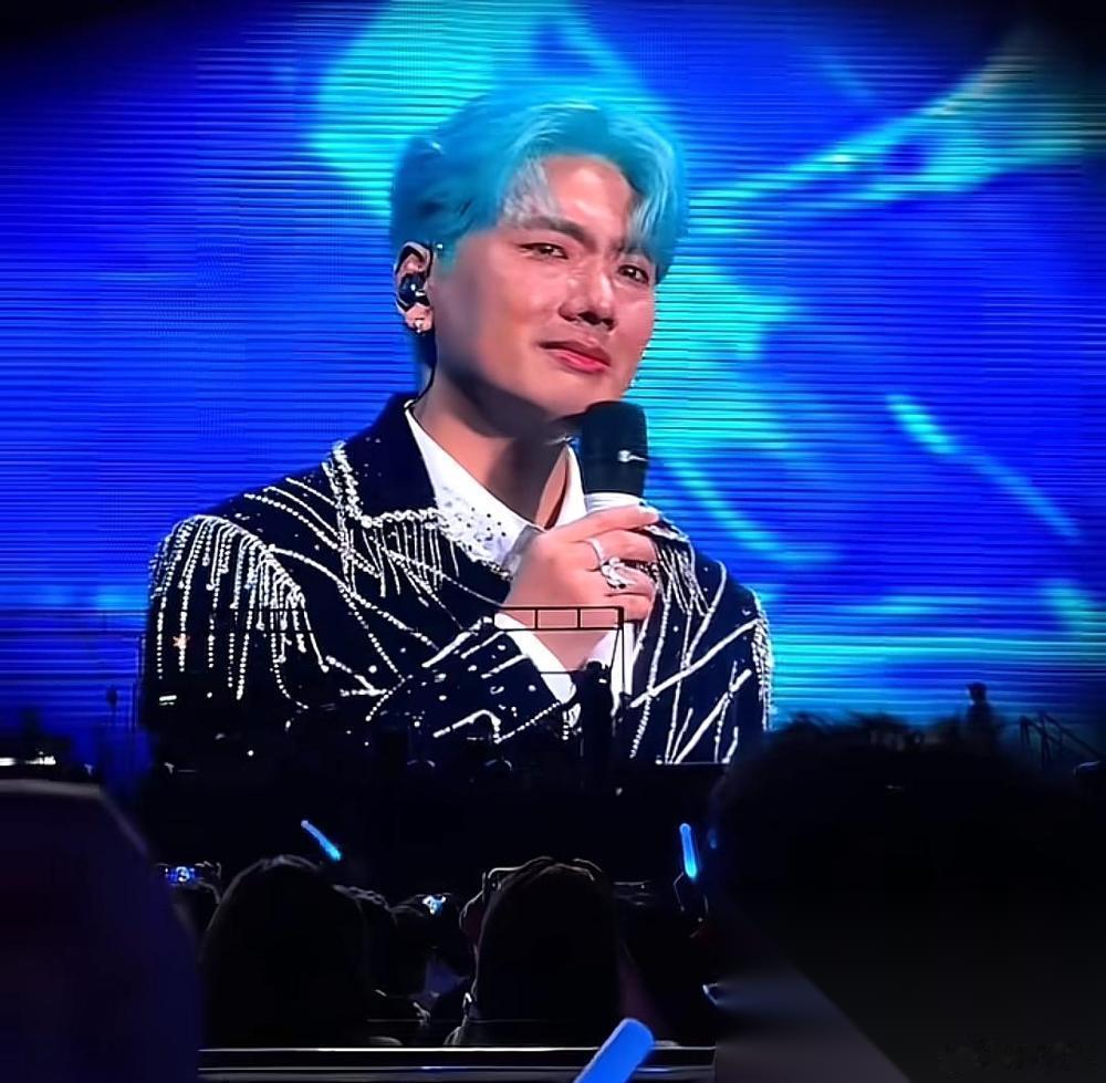 都说男儿有泪不轻弹，但在成都演唱会上，海来阿木却流着泪对着现场观众感慨发言：“是