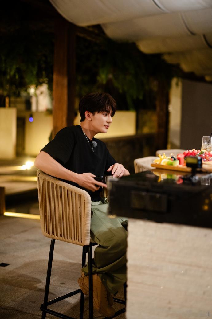 #夏之光给大家扭一个#夏之光凭借自己的扭动更证明了自己作为五舞担的基本实力，看得
