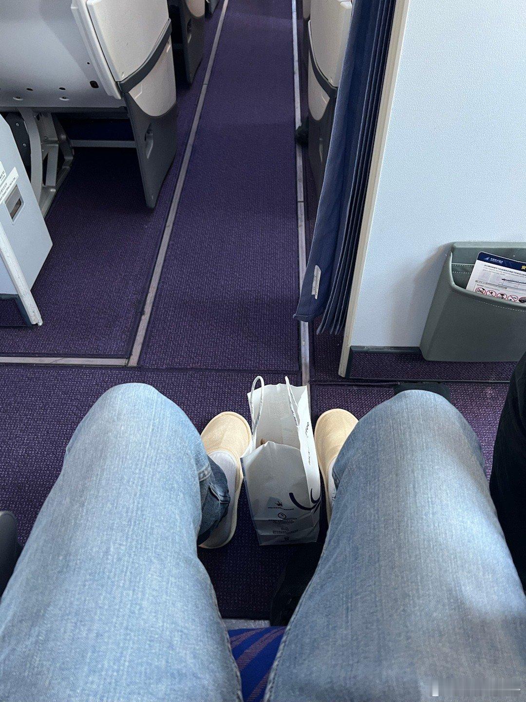 有点像大巴上临时加了个座位，坐在过道上的感觉几乎每个旅客都会跟我面对面一次不务正
