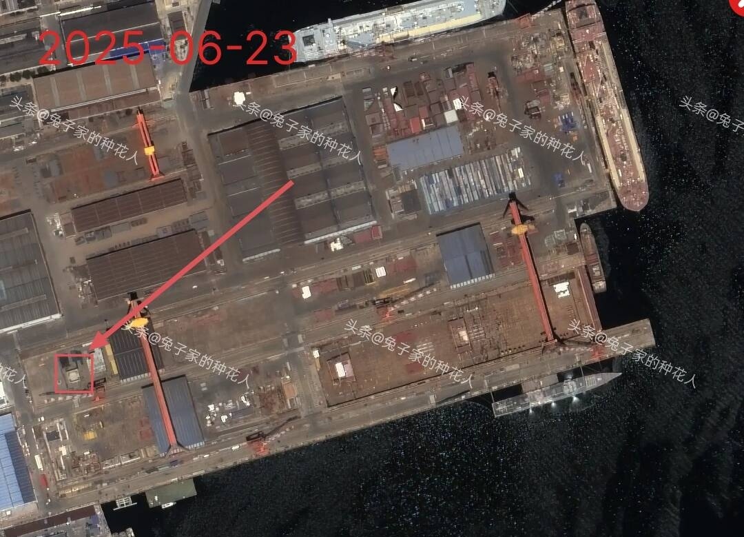北方某船坞方型屏蔽箱到了 [并不简单]这下没人再说不是CVN了吧！[挖鼻]图源B