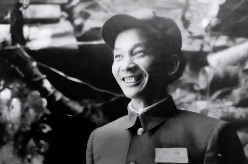 华国锋、汪东兴、李德生,这三个名字凑在一张合影里,不是巧合。

1977年4月,