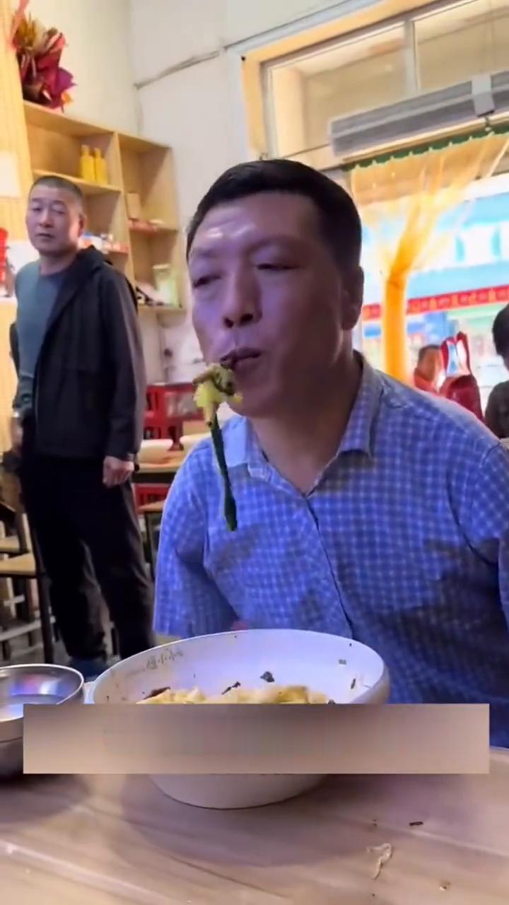 人间有真情，平凡人间。
注意看，面馆里暖心一幕。一位身体不便的残疾大哥进店点了拌