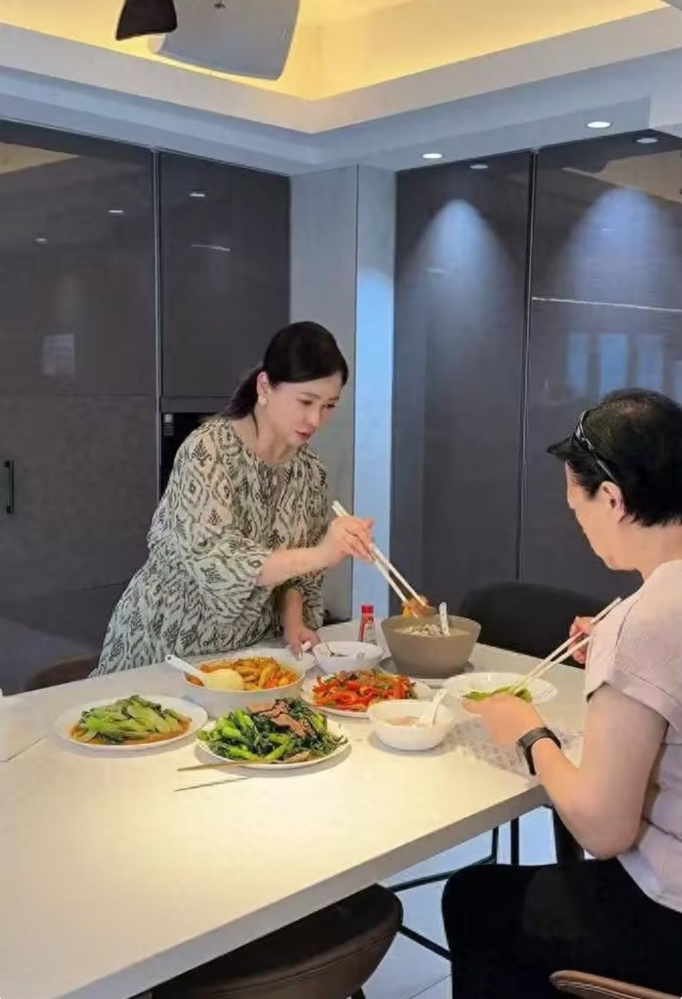 香港女星因误会与姐姐不联系十年，如今冰释前嫌，家人永远是后盾 