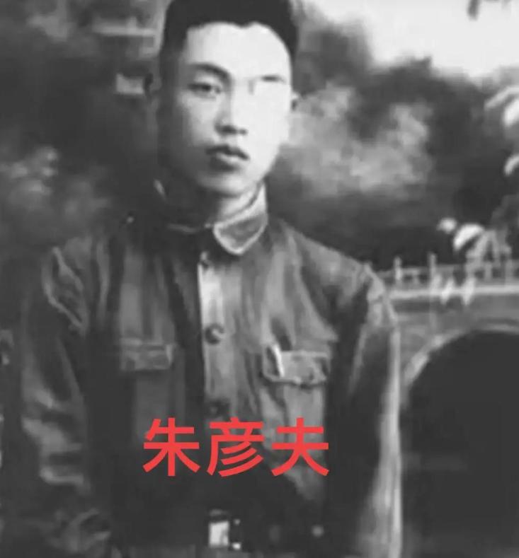 1950年冬，长津湖死寂一片，17岁的朱彦夫昏死在长津湖雪窝里，直到美军补刀划开