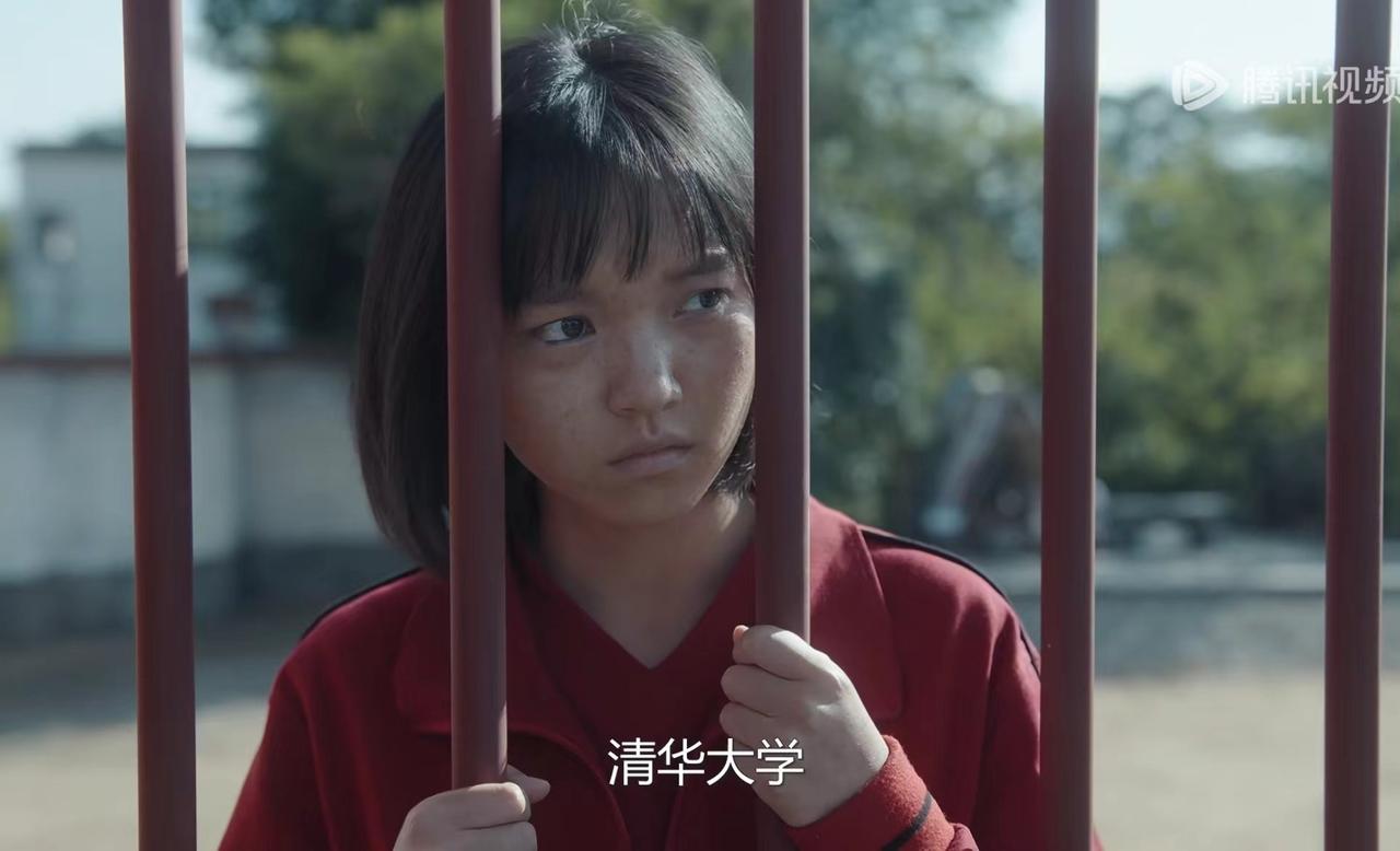 《山花浪漫时》女孩子们填高考志愿学府这一幕，看的人又好笑，又心疼。

好笑的点在