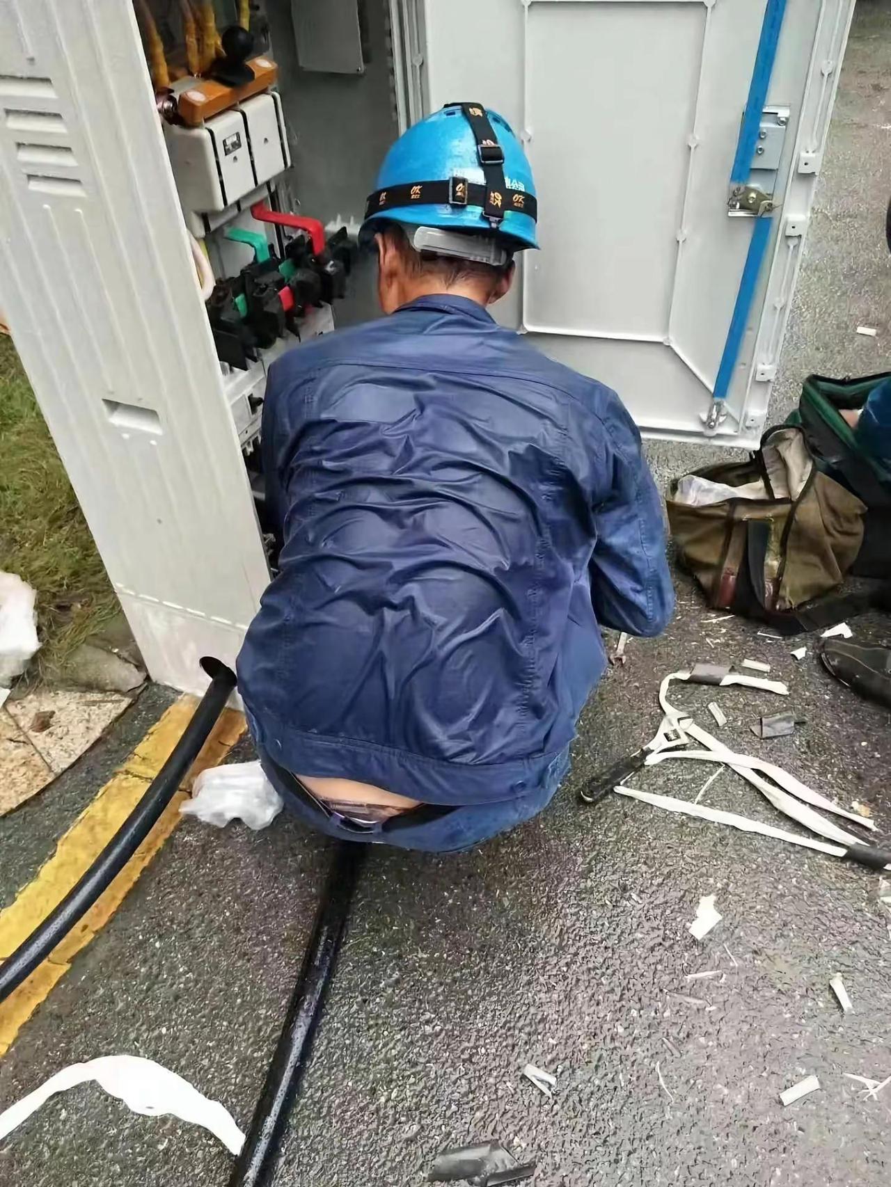万家灯火，供电人默默守护！他们的付出与坚守，我实在难以用言语形容和内心的触动，唯