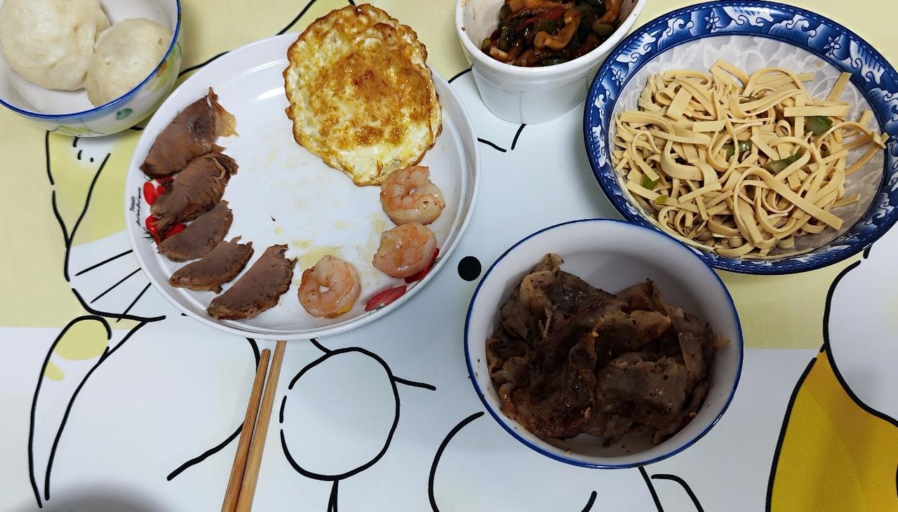 高中生的妈妈真的很难。

情绪是紧绷的。也有一点焦虑。
每天5点多起来做早餐。