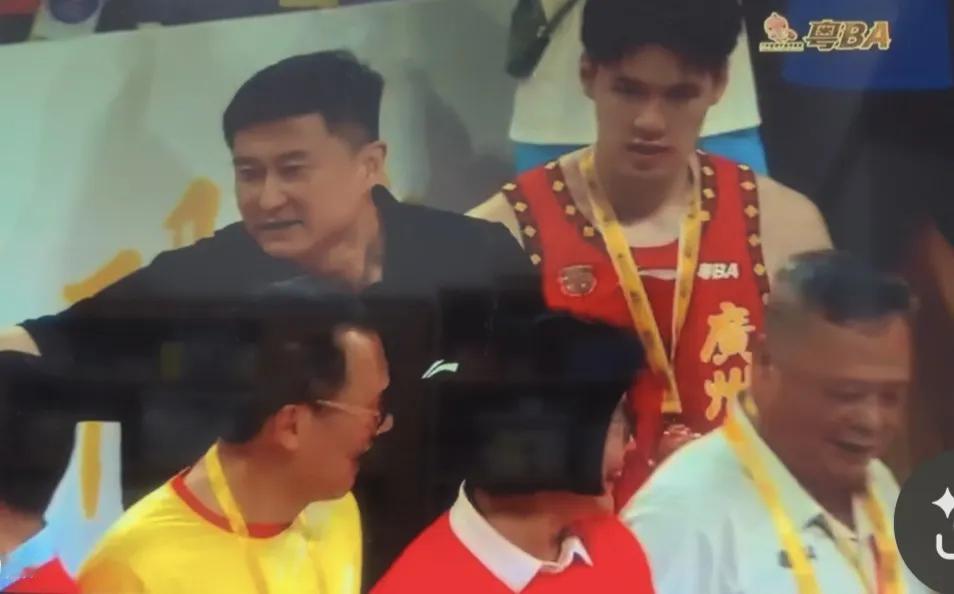 🏆【霸气回巢！】杜锋亲临粤BA颁奖礼，为广州队拿下季军亲手“加冕”！
    