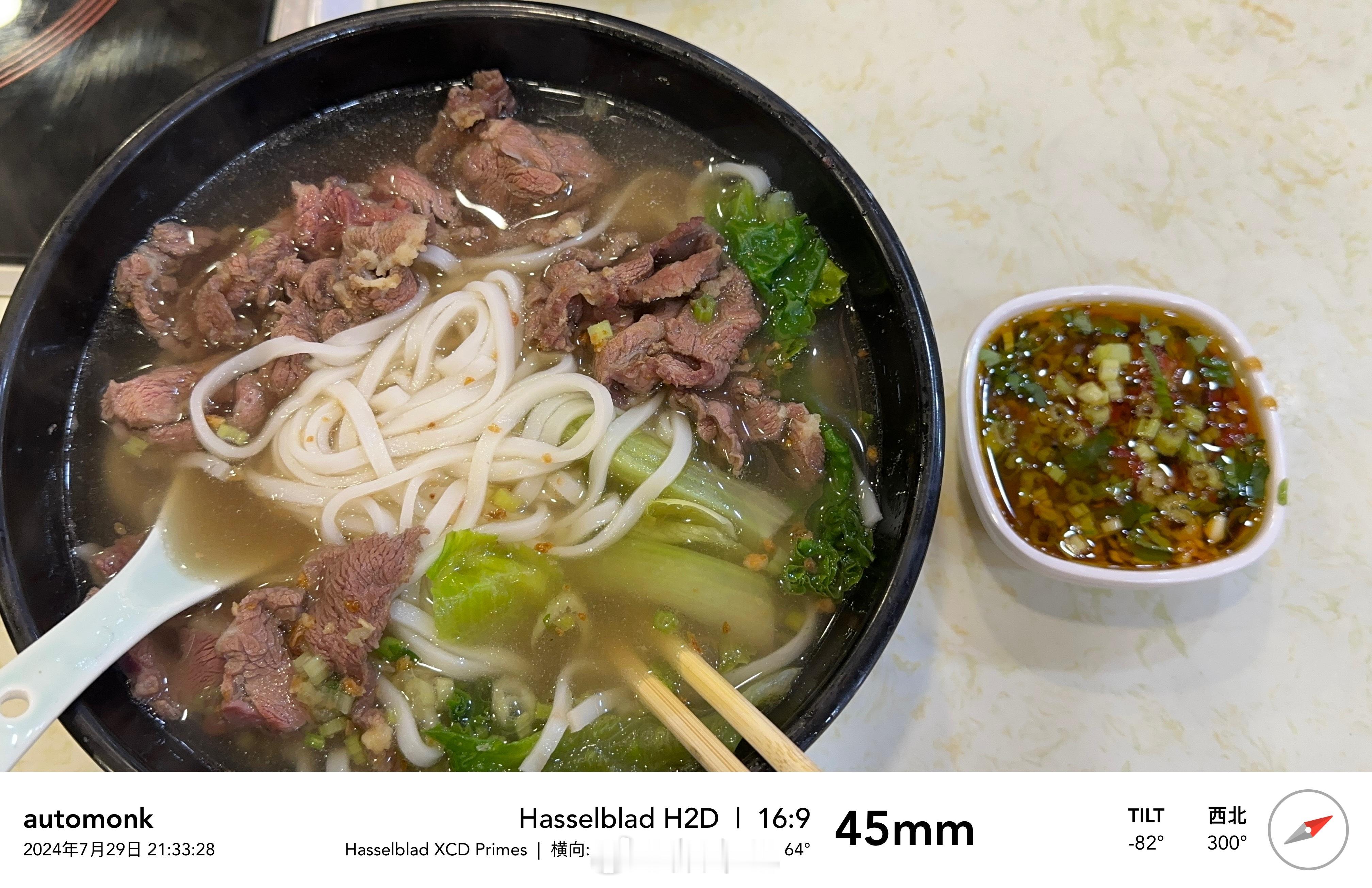 一碗牛肉粿条+灵魂蘸料的满足😌回家路上遇见一台的911 Carrera 4S敞