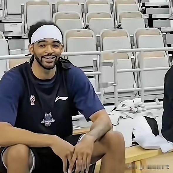 山东第四外援琼斯已经跟球队汇合，并参加了球队合练，状态跟心情都不错，明晚的杯赛确