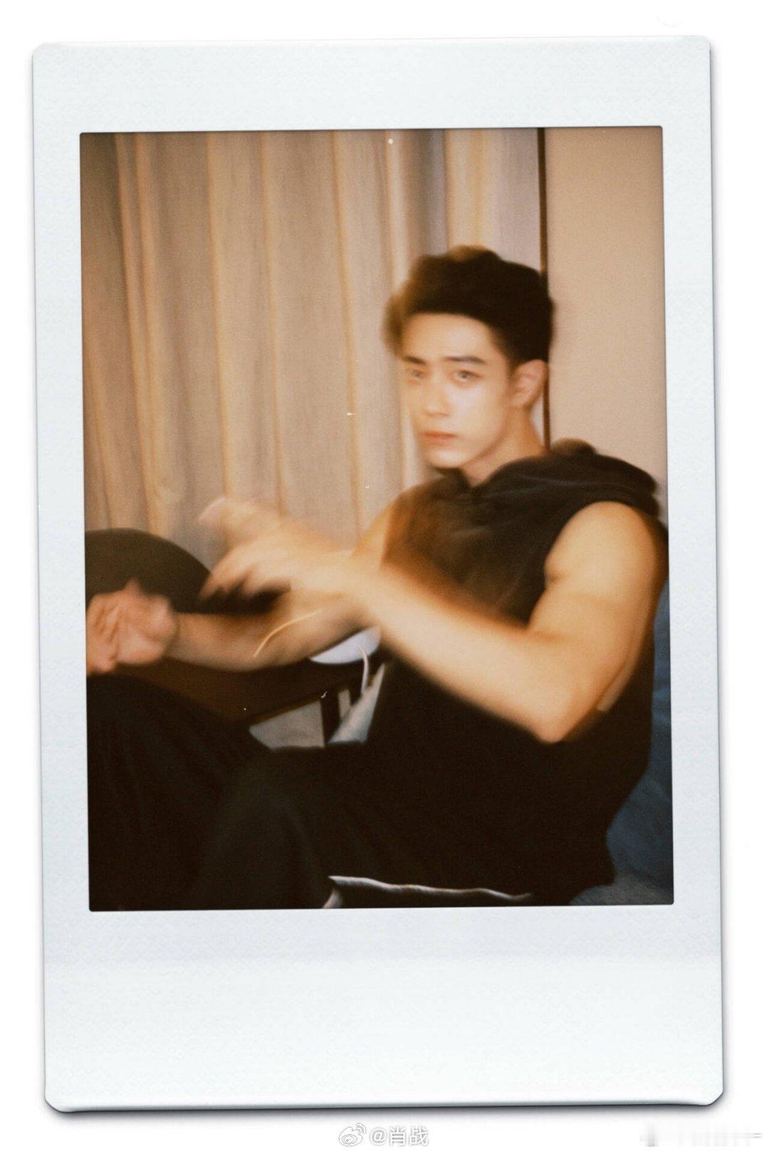 工作室发肖战拍立得肖战拍立得新图男大嘛这不是，好帅好帅，是好饭