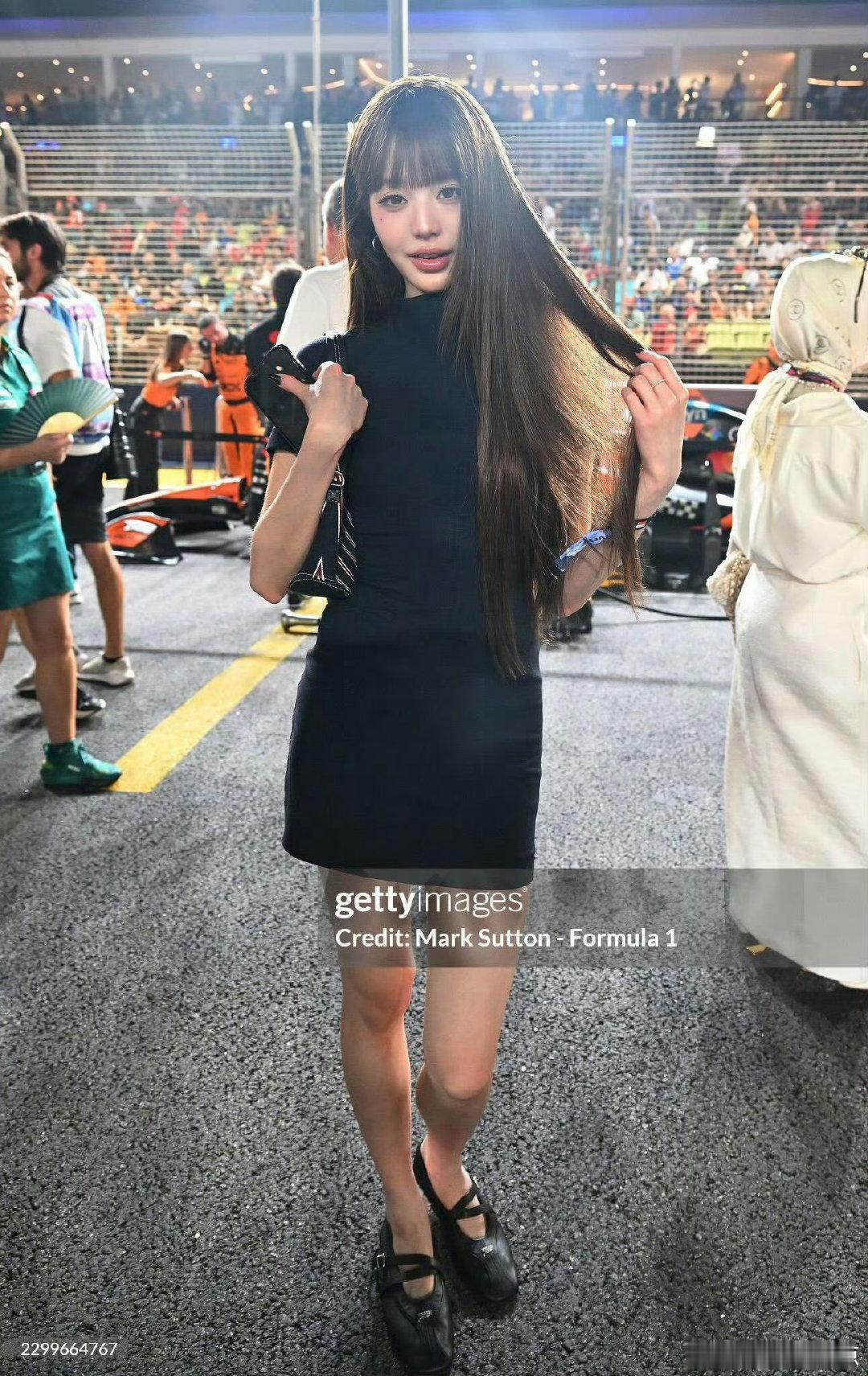 拍张元英的摄影师可以退休了 生图状态依旧抗打，美貌稳定输出。 ​​​