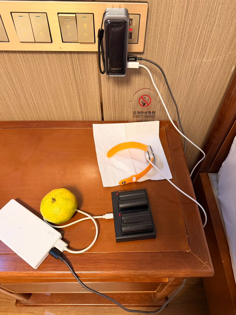 出门带的副厂充电器 因为比原装轻便小巧还可以多充 结果在这个什么也买不到的小村庄