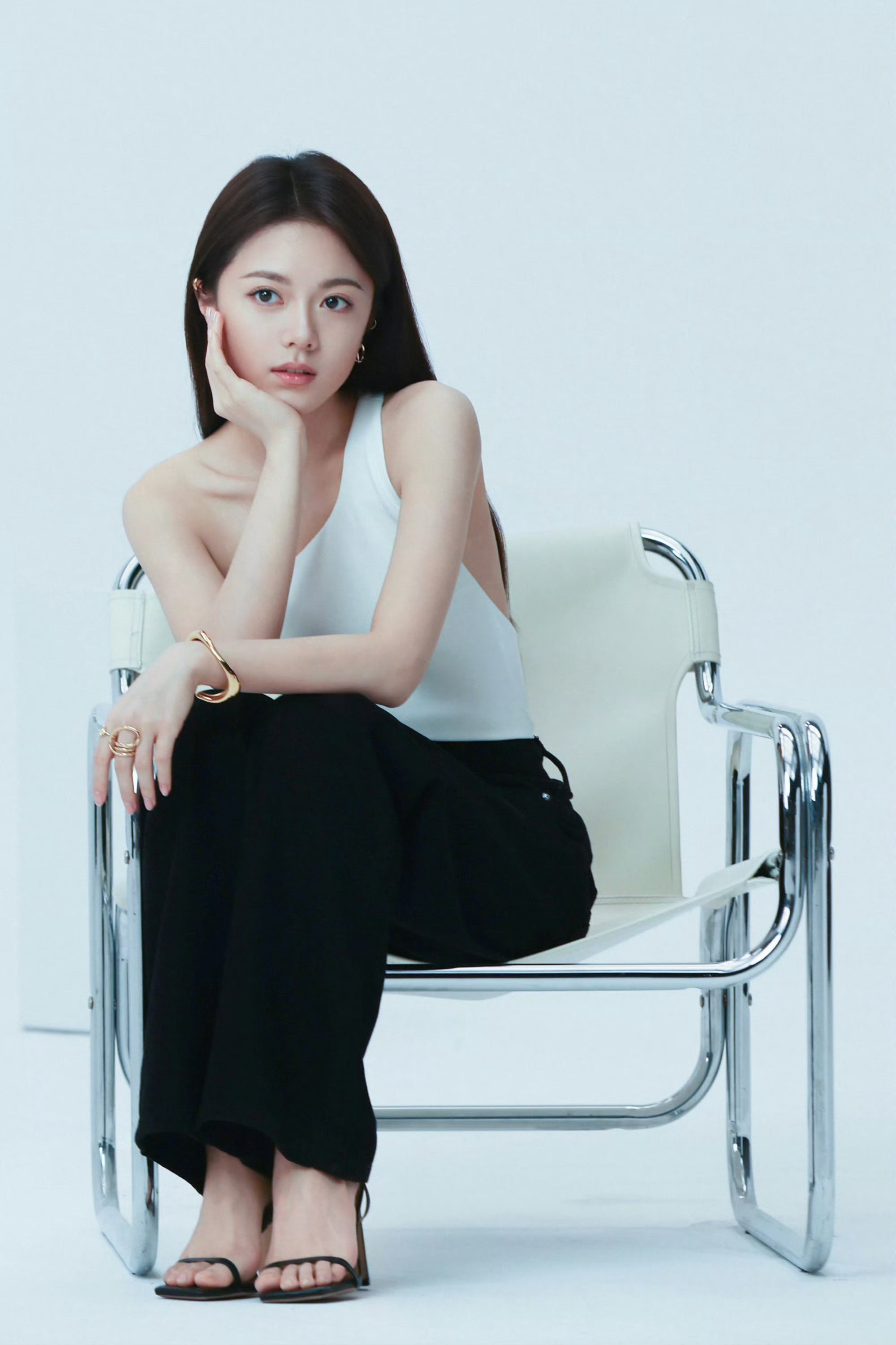 赵今麦独坐简约椅，白衫素姿、长发垂落间藏着诗意与沉静 ​​​