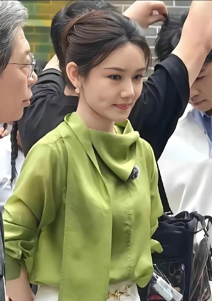 现实中，素颜比化了妆还更美的央视主持人龙洋，

给所有女人提了一个醒。

多读书
