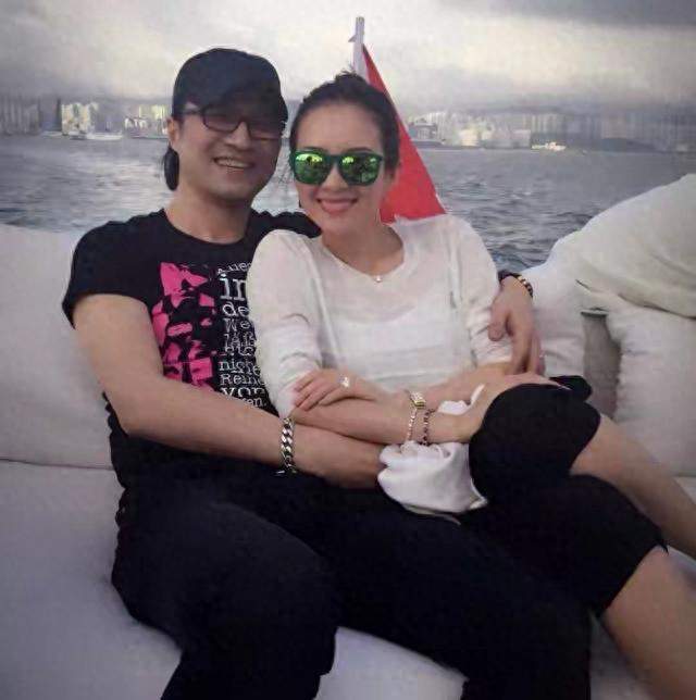 53岁汪峰三里屯牵手神秘女？4段旧情全翻车，评论区风向突变！