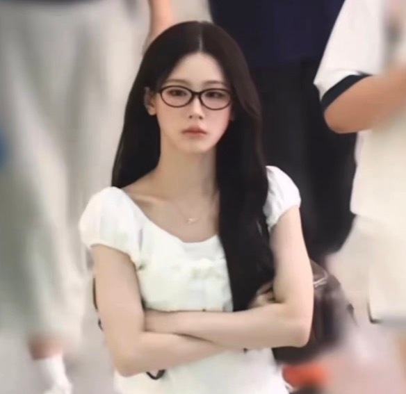 上一秒还在冷脸看到粉丝马上瘪嘴打招呼撒娇🥺 ​​​