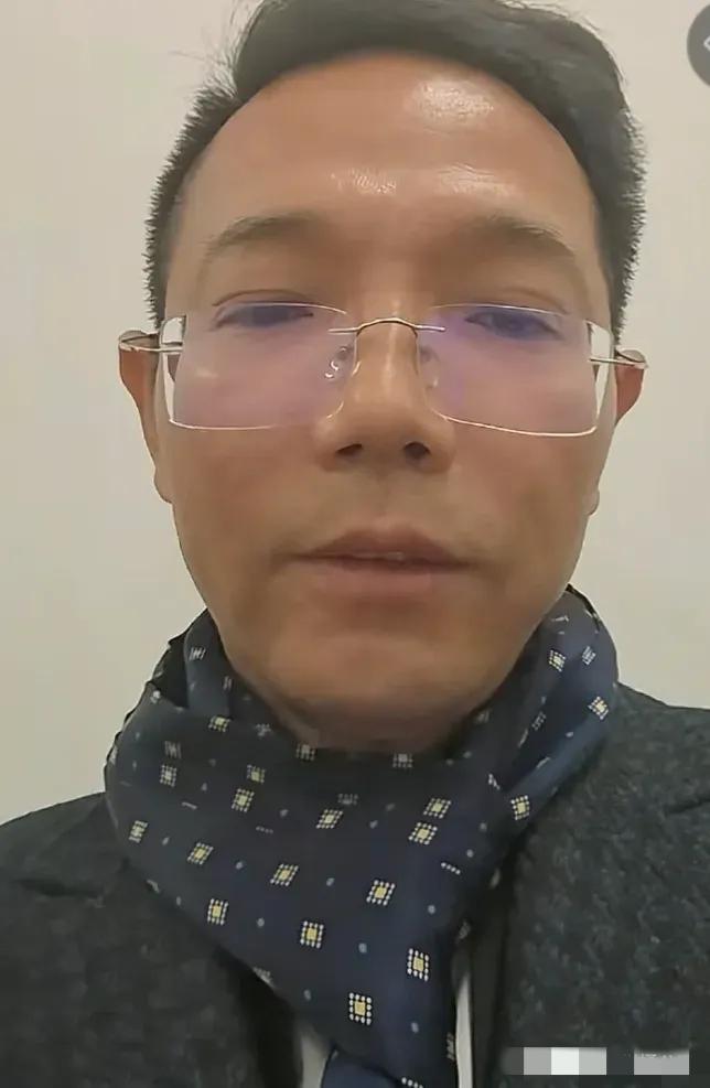 1月21日下午的会场，李圣律师带着助理到场，王某晶、王某利也一同现身，有网友说王