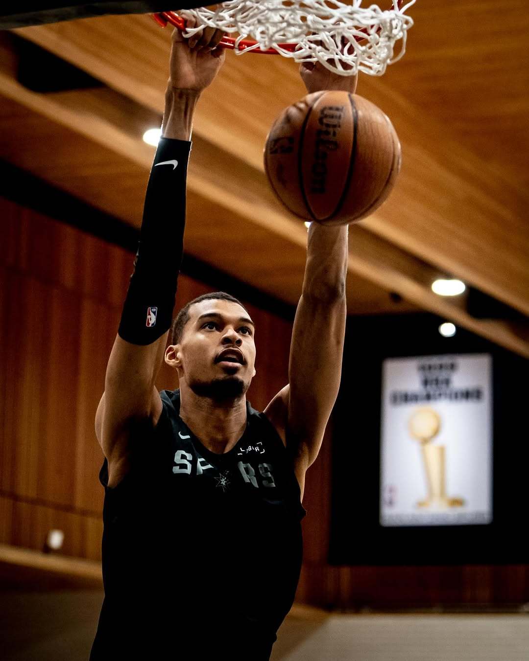 马刺官方上传了一组球员训练照⛹️超话创作官 ｜nba季后赛 ｜圣安东尼奥马刺