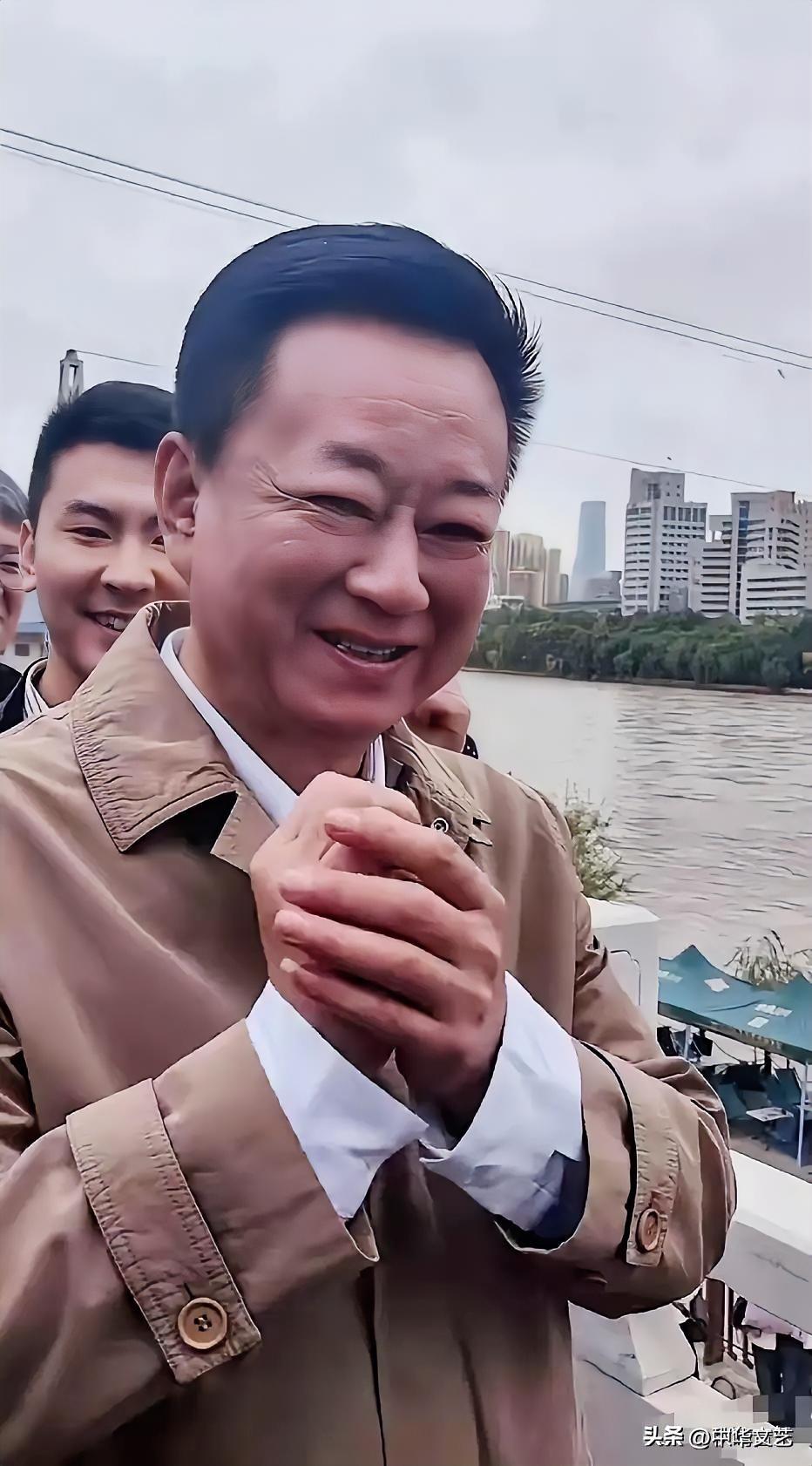 央视前主持人朱军老师风采依旧
三十年后又是一条好汉
只是再也无法主持春晚了
人过