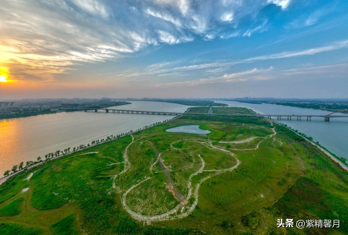 来襄阳打卡必打卡，它鱼梁洲公园是襄阳的“城市沙滩小岛”！这里有大片的沙滩，踩在软