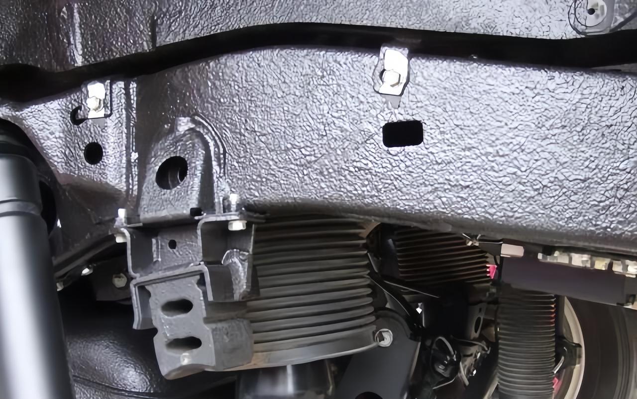 如果车子经常跑烂路、工地路，底盘装甲我会考虑，尤其是防锈和挡碎石这块，确实有点用